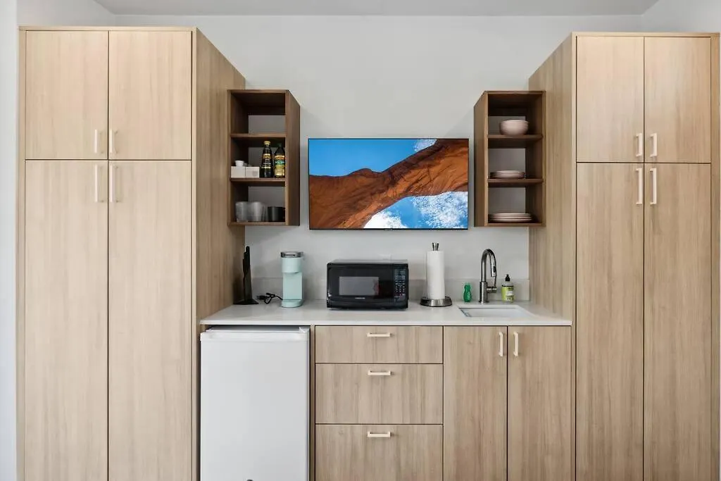 Modern 2-Bedroom Apartment - 80 Walkscore! Phoenix
