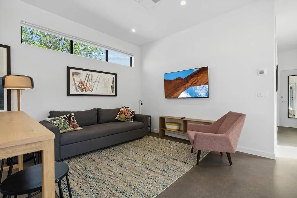 Modern 2-Bedroom Apartment - 80 Walkscore! Phoenix